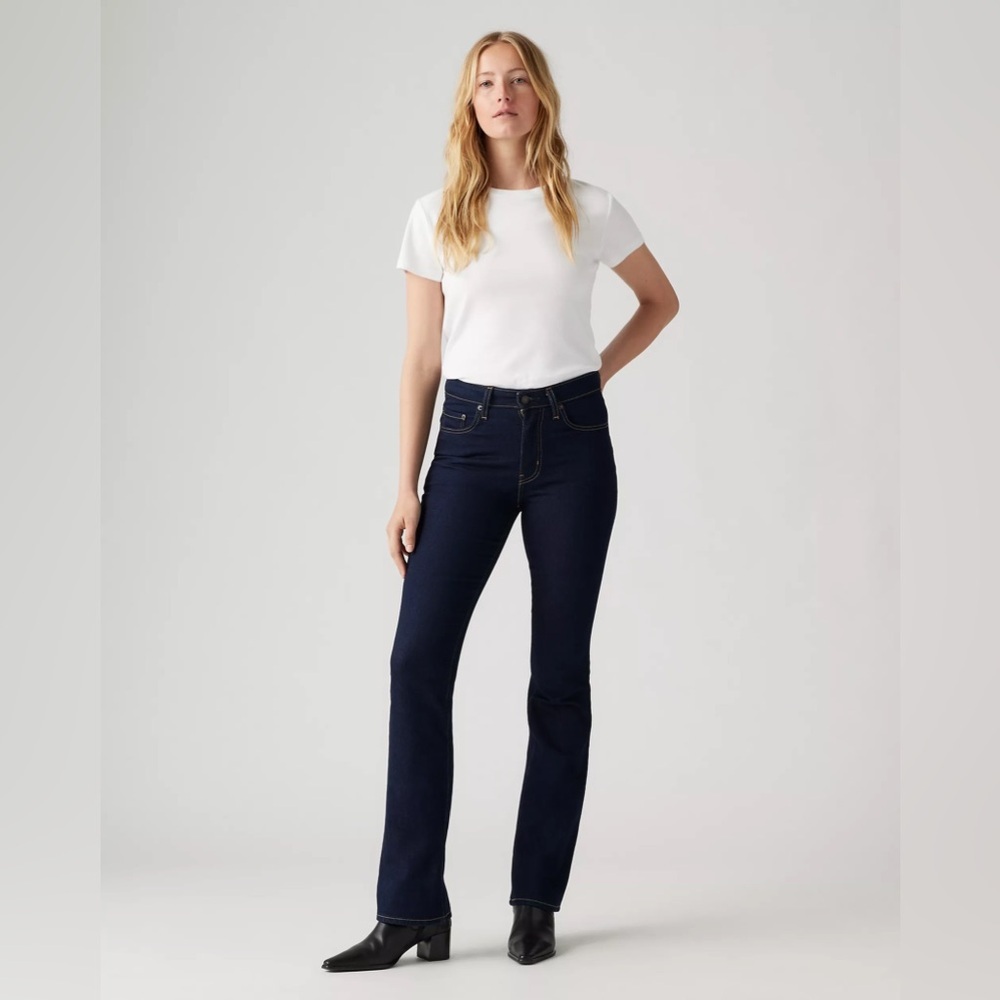 725 size 32 Levi’s dark wash bootcut